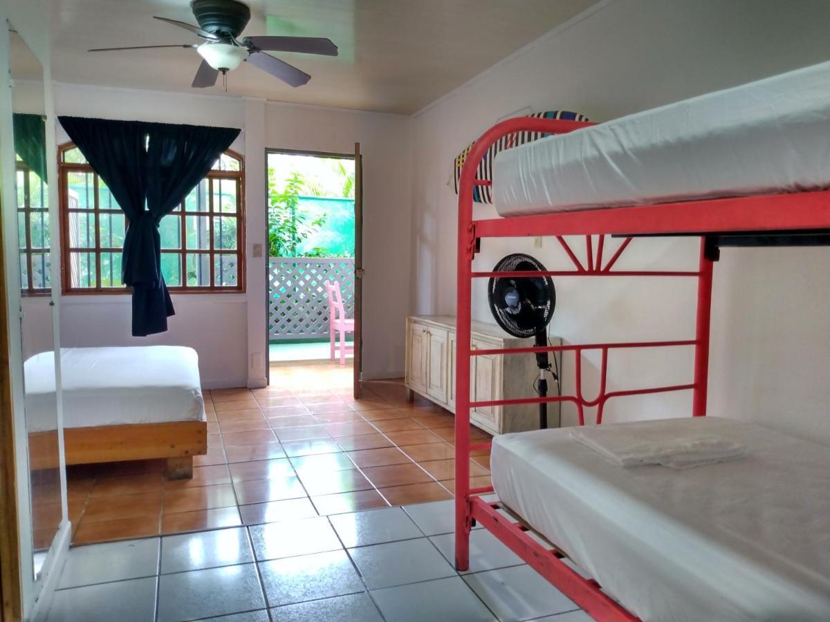 Buena Nota Hostel Jaco Exterior photo